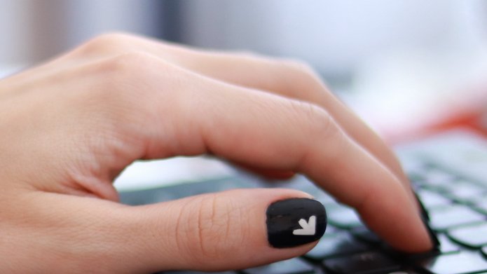 Osoba pisząca na klawiaturze