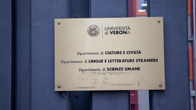 brama wejściowa do budynku Wydziału Języków i Literatur Obcych Uniwersytetu w Weronie