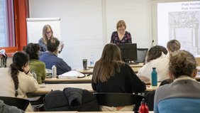 dr Katarzyna Kowalik podczas wykładu prof. Małgorzaty Mieszek