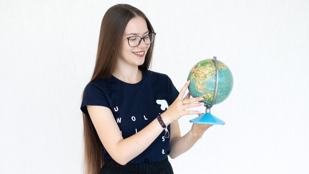studentka z globusem